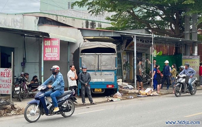 Ôtô tải lao vào nhà một người dân. Ảnh: Hắc Minh