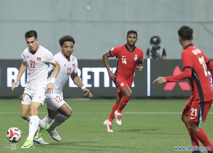 Hariss Harun (số 14) thi đấu trong trận Singapore thua Việt Nam 0-2 lượt đi bán kết ASEAN Cup 2024， tại sân Jalan Besar tối 26/12. Ảnh: Hiếu Lương