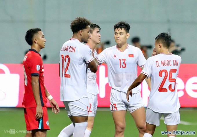 Hồ Tấn Tài (số 13) thi đấu trong trận Việt Nam thắng Singapore 2-0 ở lượt đi bán kết ASEAN Cup 2024. Ảnh: Hiếu Lương