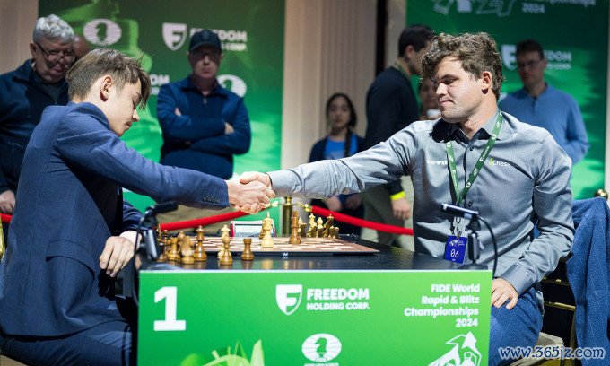 Carlsen (phải) trong ván đấu tại ngày đầu giải cờ nhanh thế giới 2024 ở Phố Wall， thành phố New York， Mỹ ngày 26/12/2024. Ảnh: FIDE