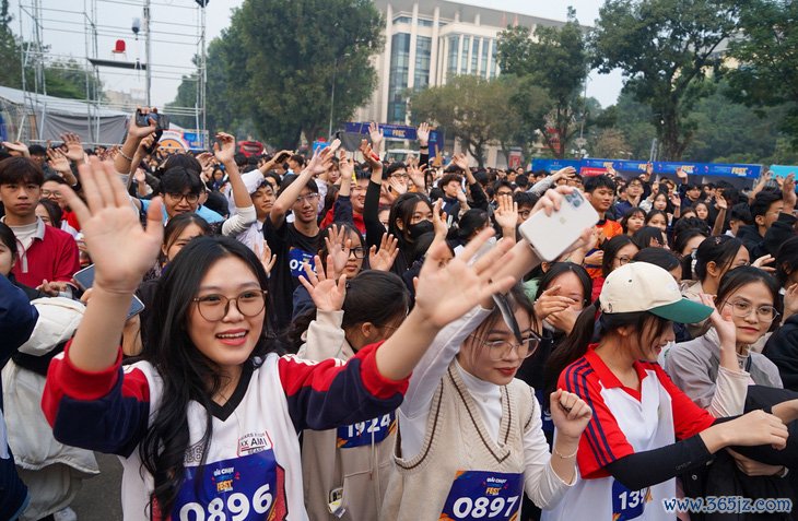 Sinh viên chạy bộ khởi động Ngày hội Học sinh sinh viên toàn quốc - Ảnh 1.